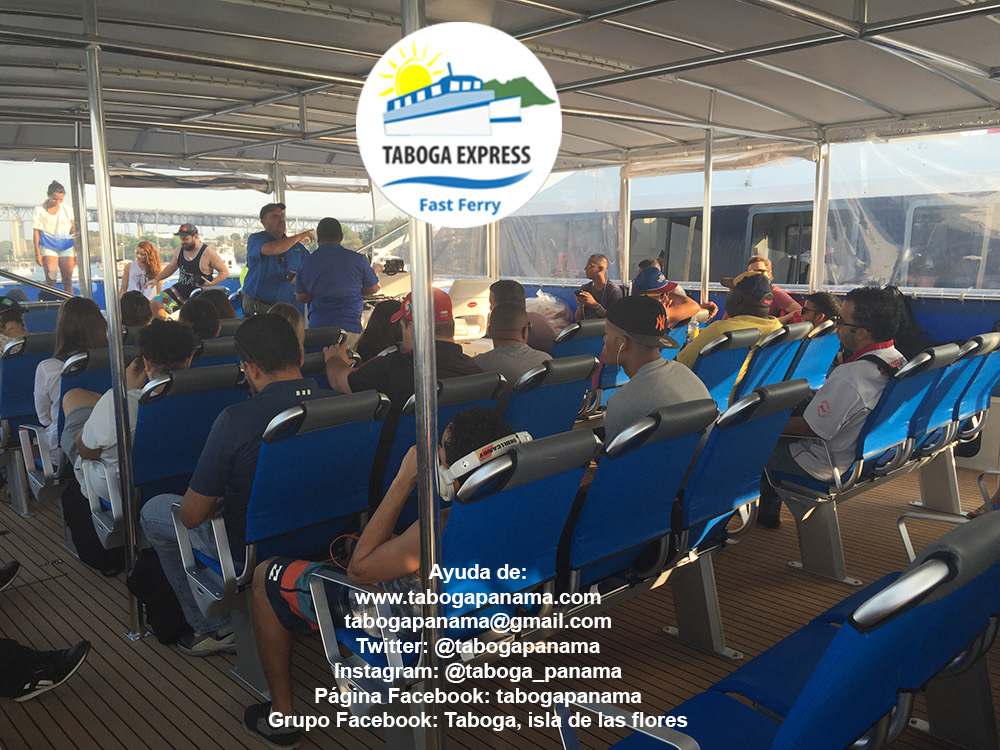 Interior del barco Taboga Express