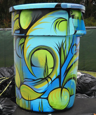 Tanque de basura pintado con arte en Taboga