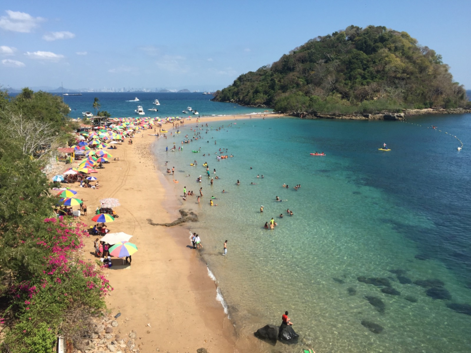 Vista de La Restinga, la playa de arena que conecta con el islote de El Morro en Taboga.