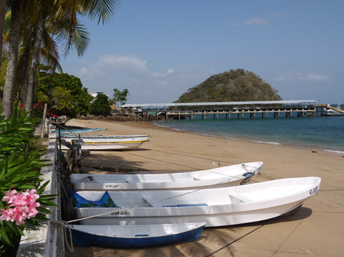 Foto de archivo de la isla de Taboga — muelle y botes en la playa — del tipo de imágenes que se exhibirían en la muestra fotográfica itinerante.