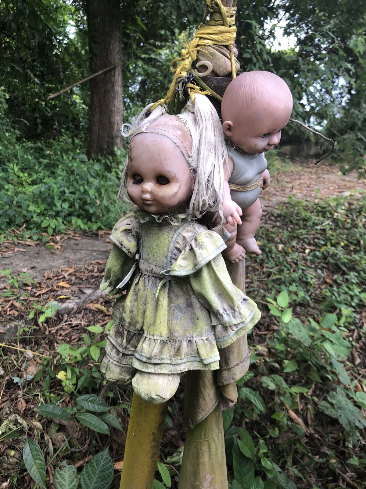 Muñecas amarradas a un poste en la isla, parte del imaginario de brujería local