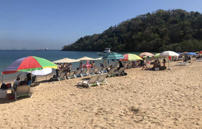 Turistas disfrutando de la playa en Taboga, verano 2020