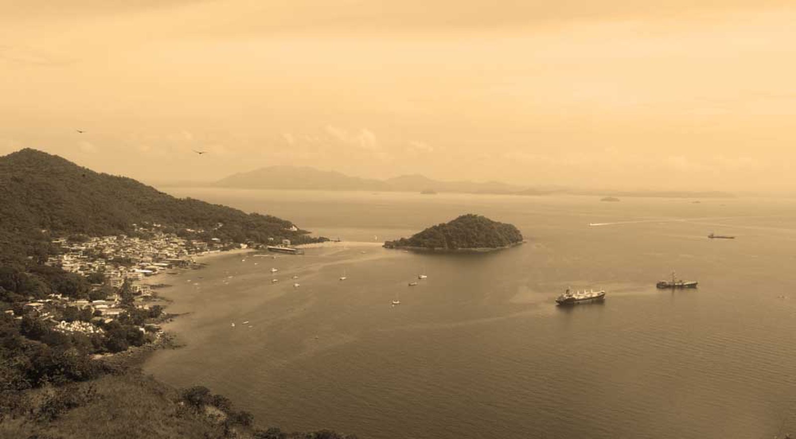 Foto de archivo del pueblo de Taboga vista desde el cerro (no corresponde a un desfile patrio específico; las fotos originales del post de 2019 no se conservan en el archivo)
