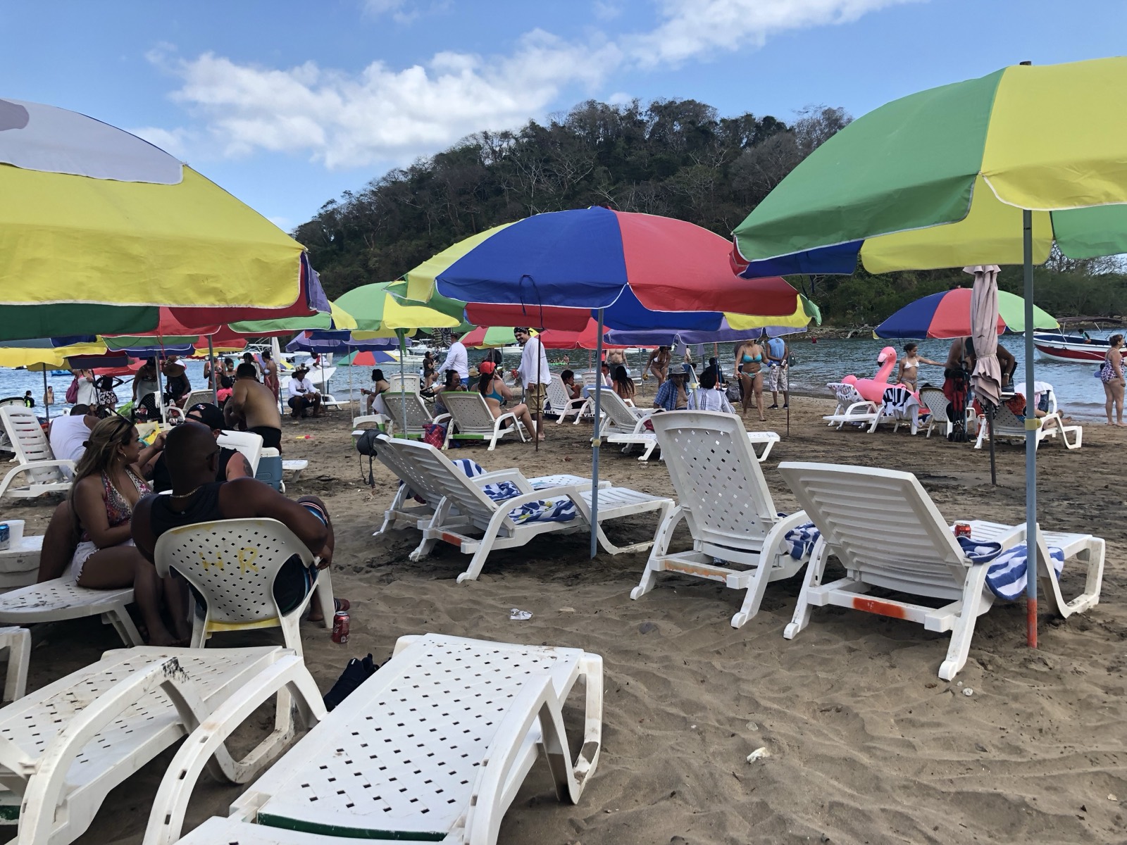 Foto de archivo de una playa de Taboga en temporada de verano, llena de sombrillas y bañistas (no corresponde específicamente al festival Euphoria ni al Crossing Panamá-Taboga 2016).